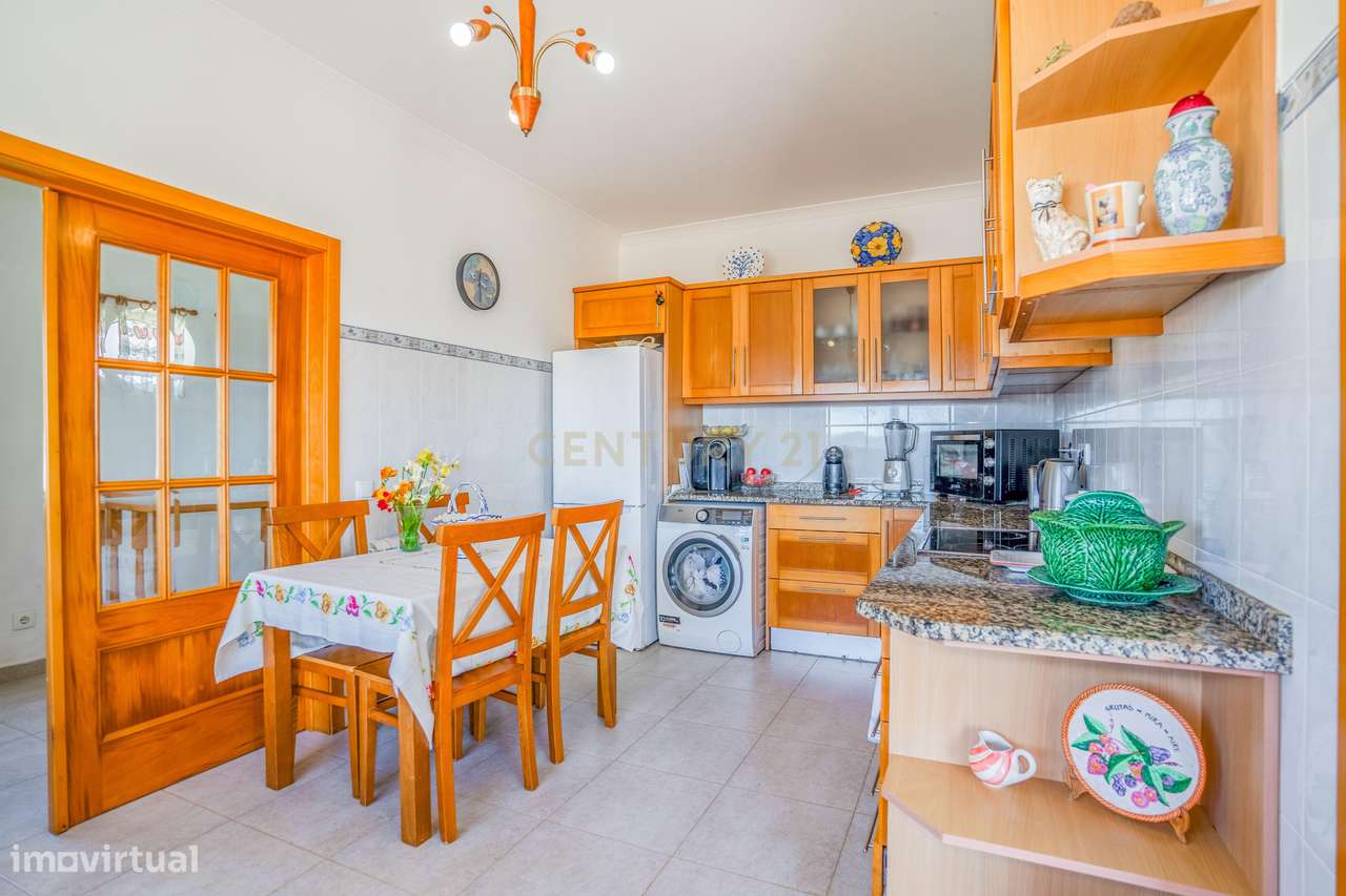 Moradia T6, localizada numa das zonas mais valorizadas do Oeste-6