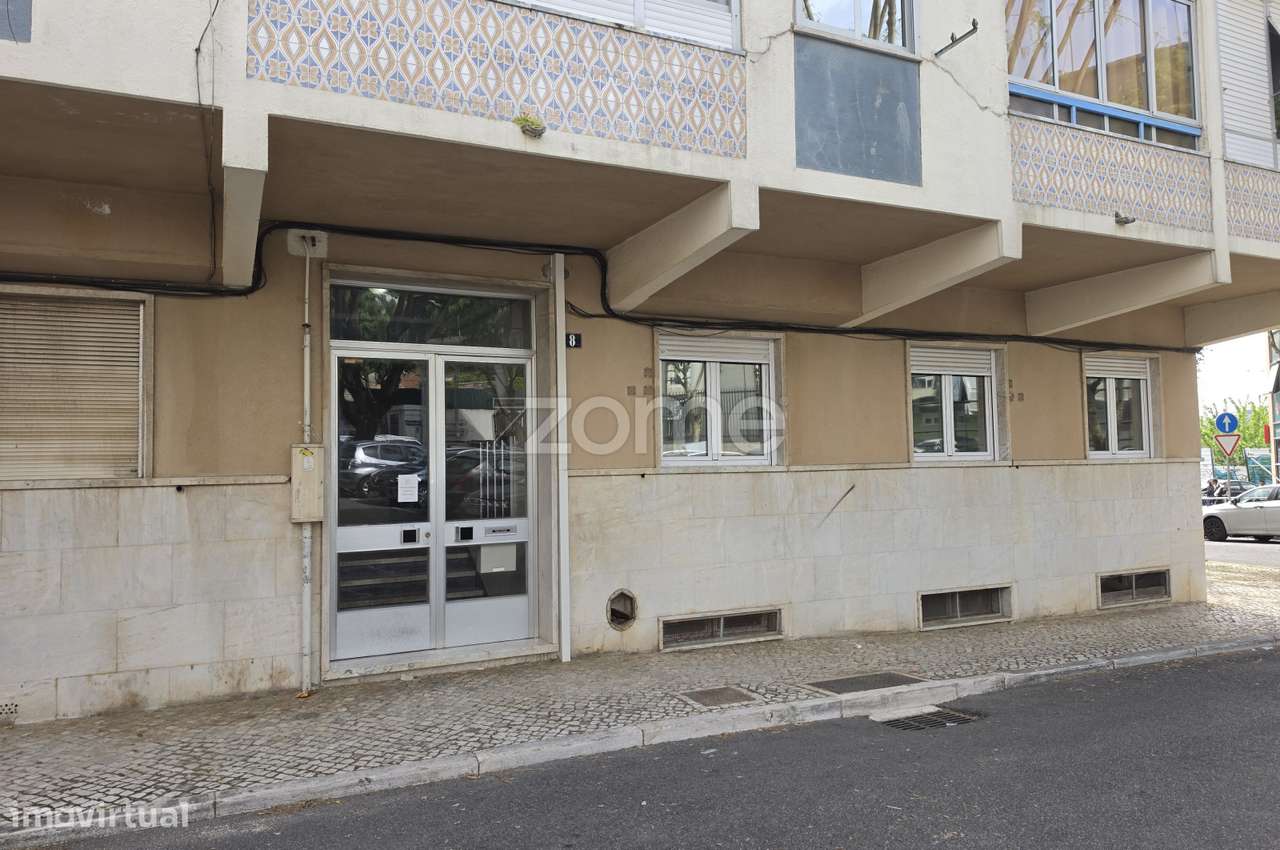 Excelente apartamento T2, situado num 1.º andar, na Buraca-23