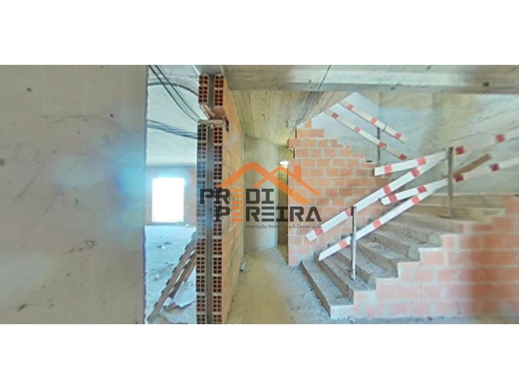 *NOVA CONSTRUÇÃO*
T3 situado em condomínio fechado, com varanda de...-22