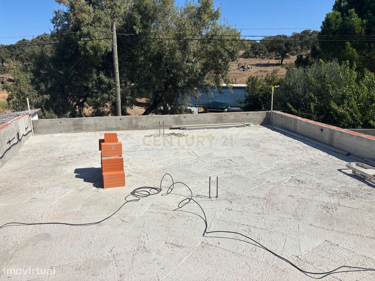 Moradia T2 renovada com estúdio independente e estacionamento | A 5 km-8