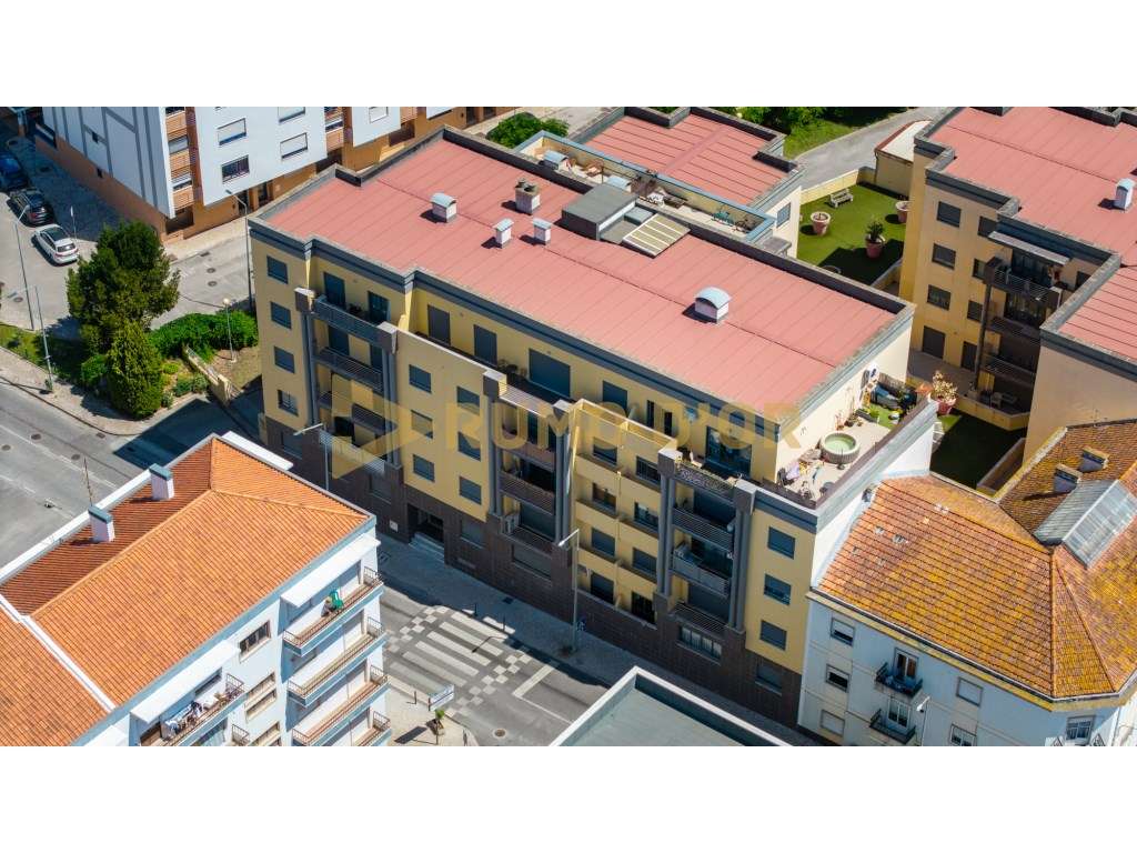 Exclusivo T3 em Condomínio Privado no Carregado com Terraço, Varand...-31