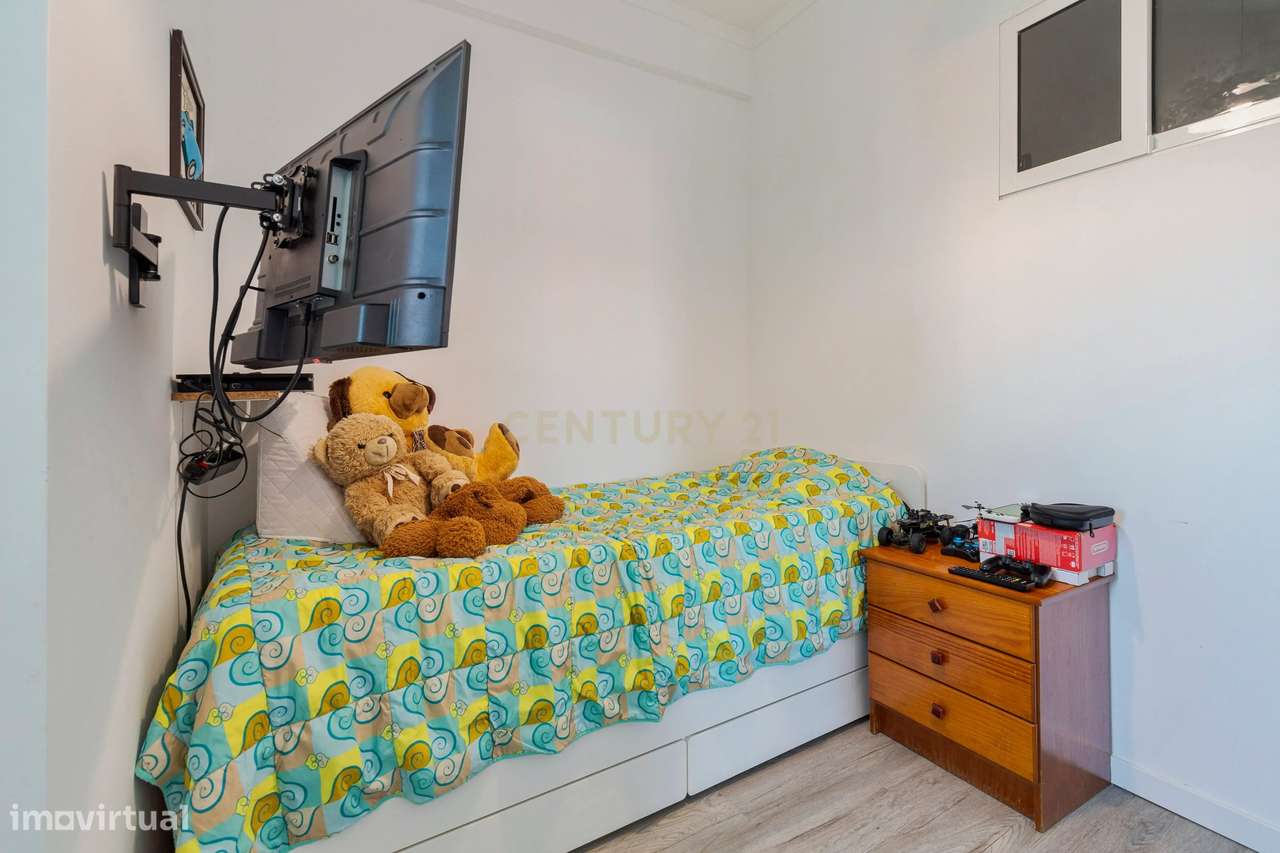Apartamento T2/3  remodelado com excelente luminosidade e varanda fech-11