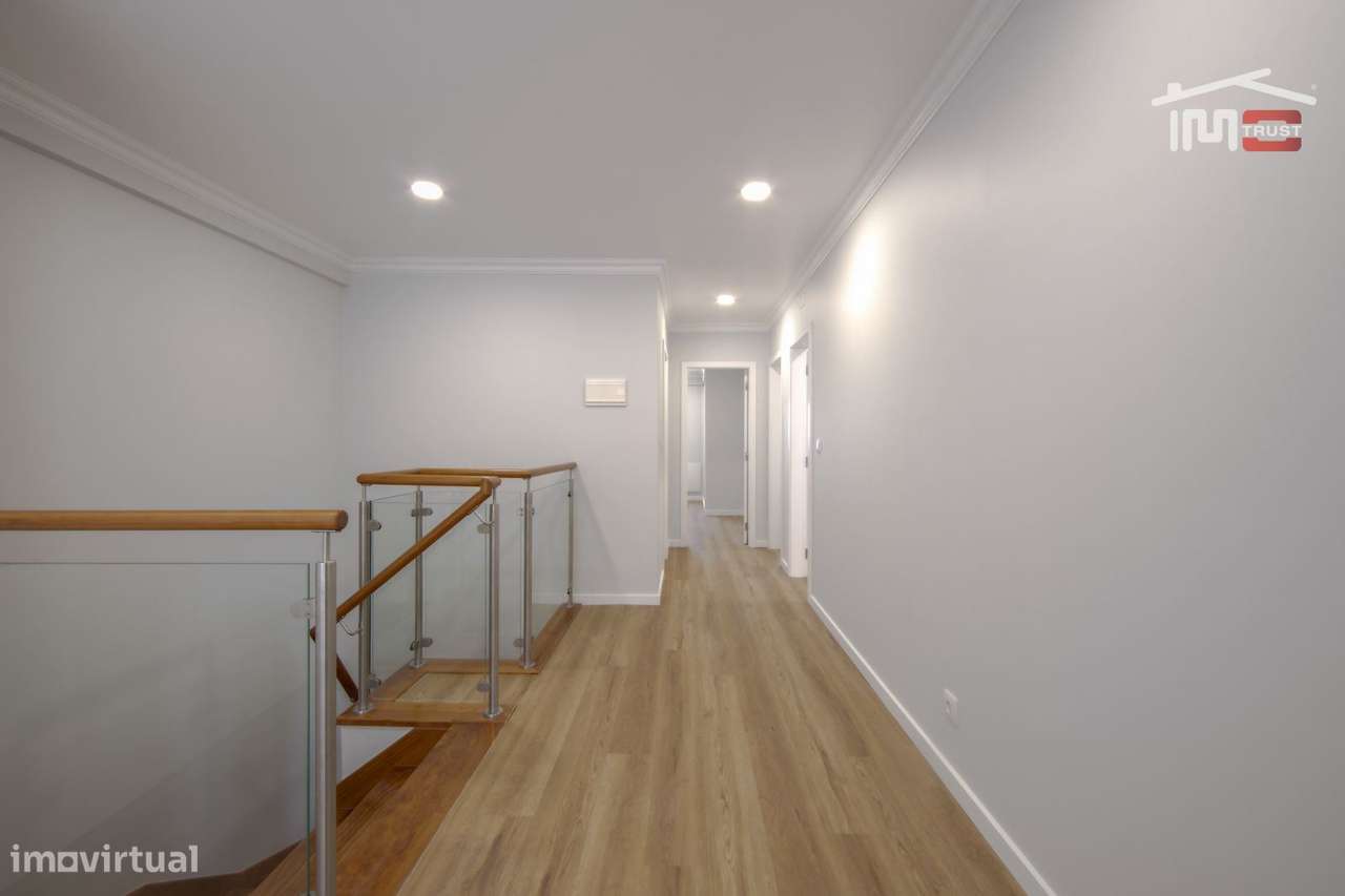 Moradia T4 de Excelência com Box para 4 Viaturas e Ótimos Acessos-23