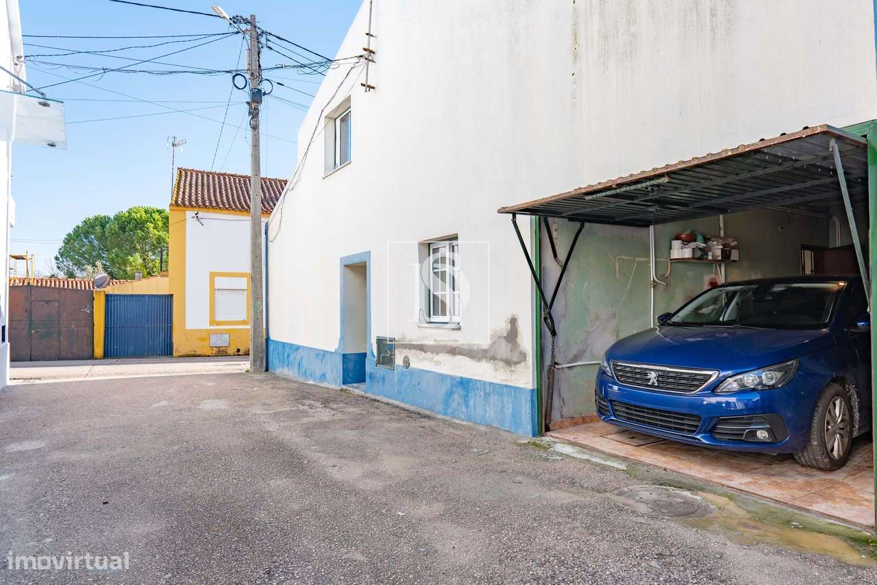 Moradia Renovada com Terraço e Vista Campo em Lamarosa-3
