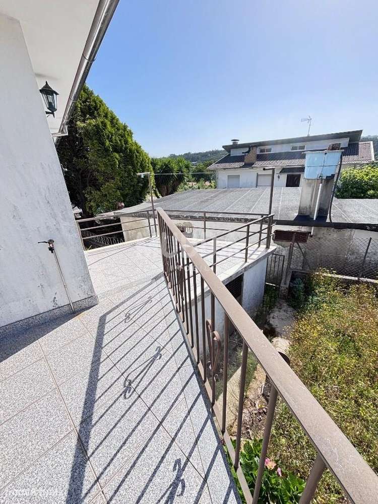 Moradia de 2 Pisos – Excelente Oportunidade em Romariz, Santa Maria da-23