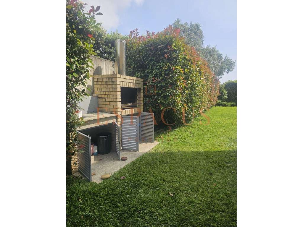 Moradia V4 com Vista Mar - Um Refúgio de Conforto e Elegância-9