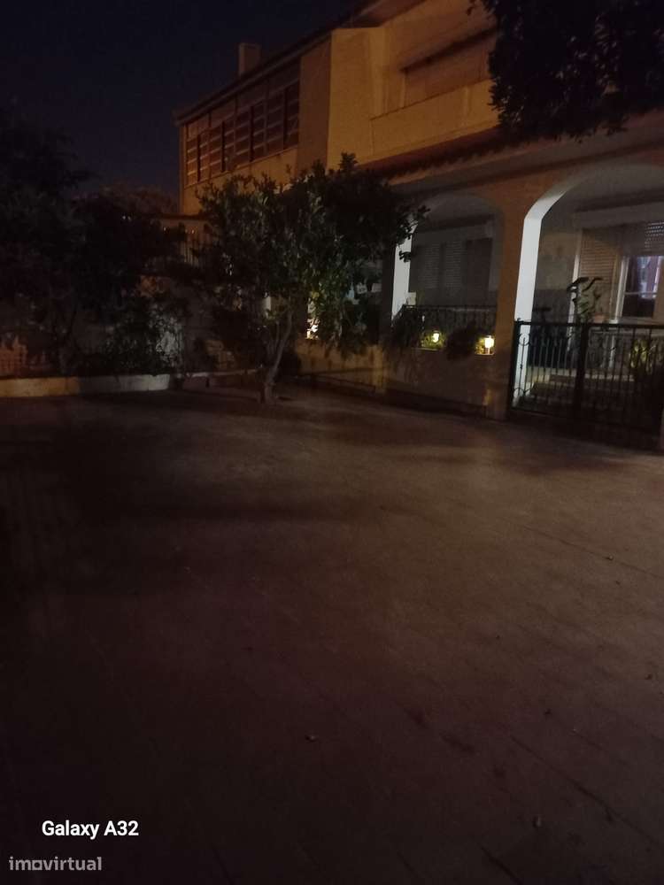 Excelente moradia centro Costa Caparica-12