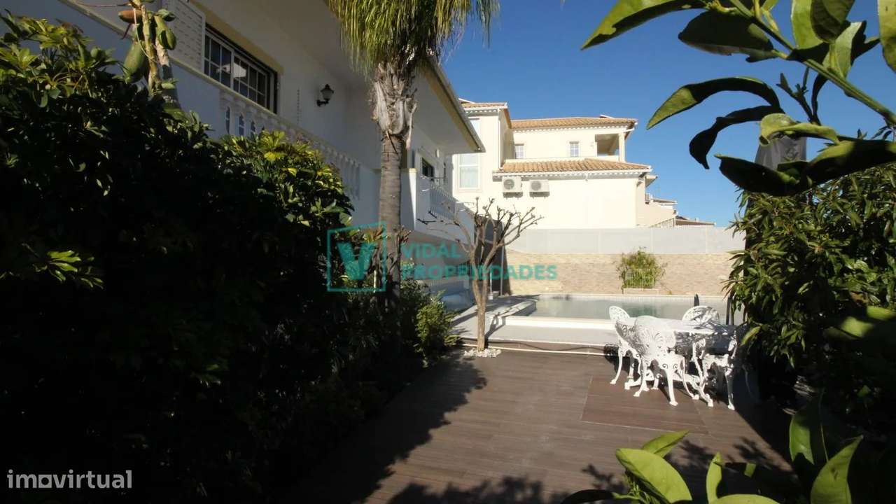 Moradia T7 com piscina e garagem em Loulé-30