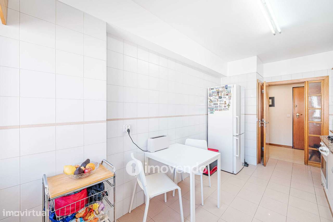 Apartamento T3, com garagem e arrecadação, na Ramada-10