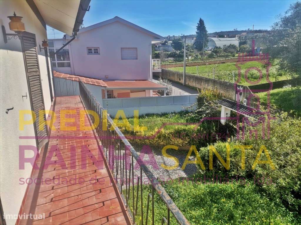 Moradia de r/c, 1º andar, adega, anexos, garagens e terreno - Grande imagem: 5/30