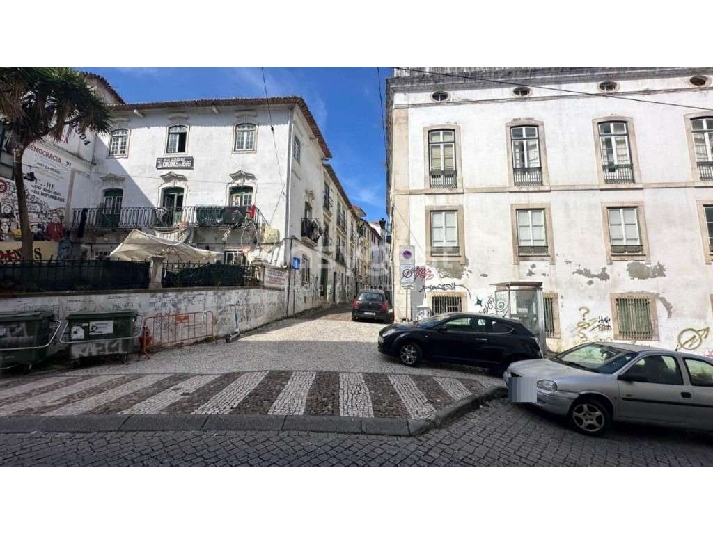Prédio localizado na rua da Matemática, na zona histórica de Coimbra - Grande imagem: 4/30
