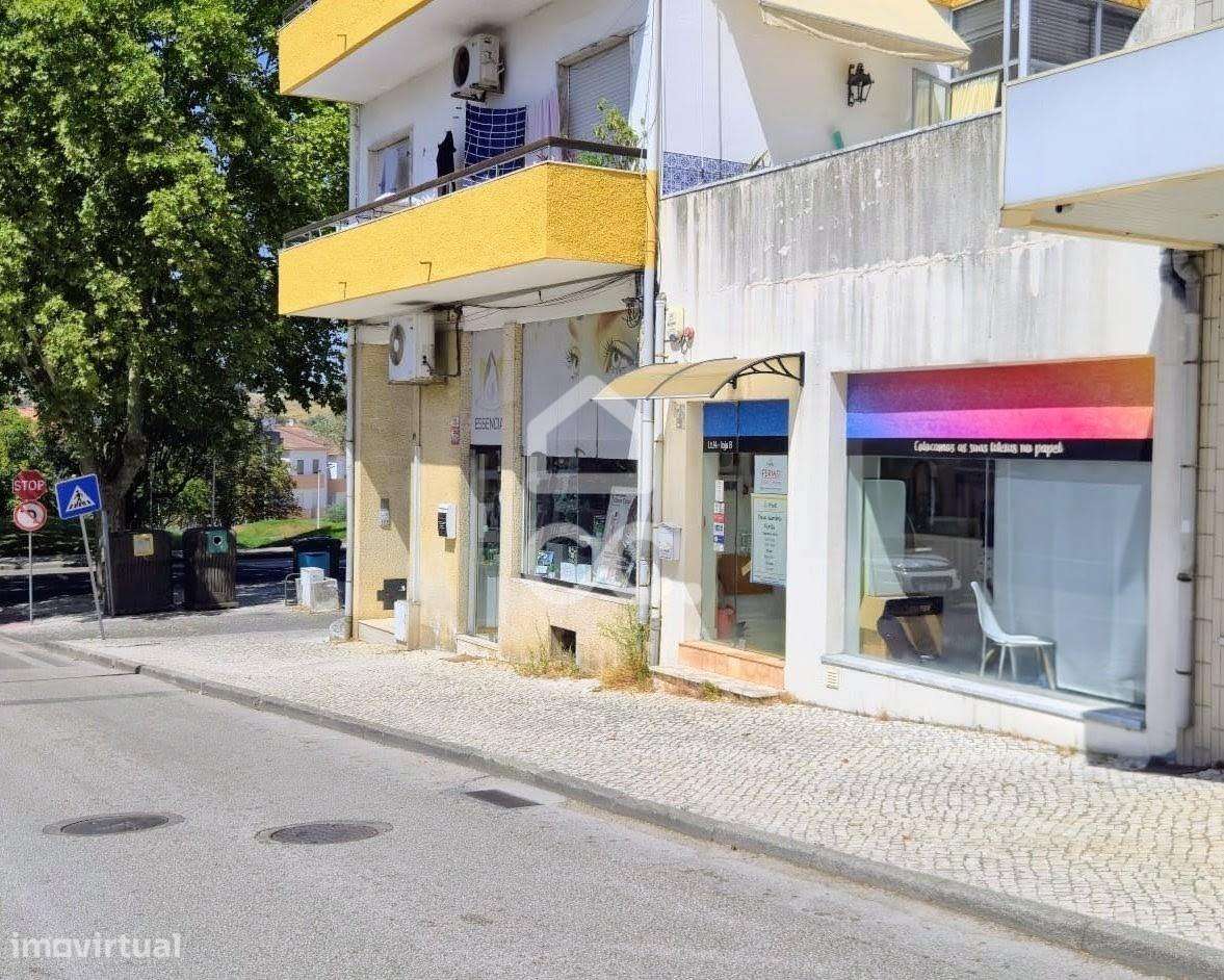 Loja com R/C e cave em Torres Novas | 120 m²-1
