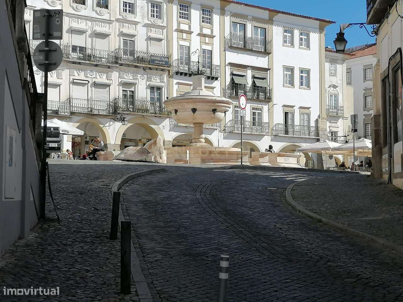 Prédio histórico a 50 metros da Praça do Giraldo em Évora com capacida - Grande imagem: 5/11