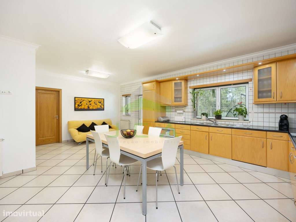 Moradia V4 com piscina e terreno a 15min de Leiria-16