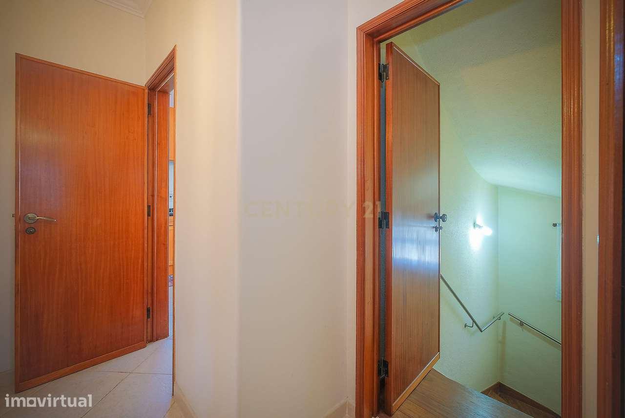 Moradia T5 em Carcavelos — Espaço, Conforto e Localização Privilegiada-28