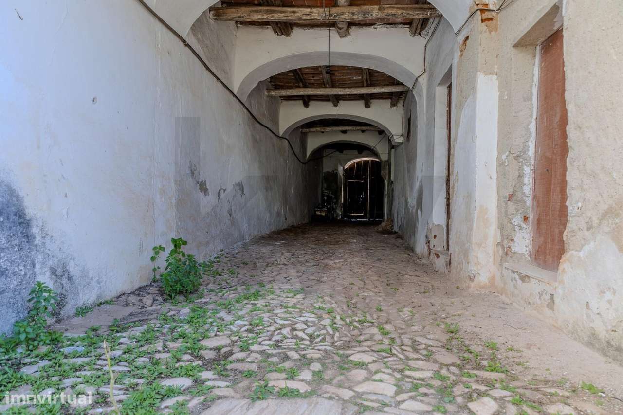 Moradia com 12 Divisões e Terreno de 1119m2 - Centro de Vila Viçosa - Grande imagem: 5/25