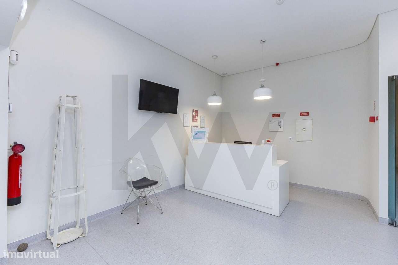 Trespasse Premium em Gaia: Clínica/Loja "Chave na Mão" ao Lado da Linh - Grande imagem: 4/25