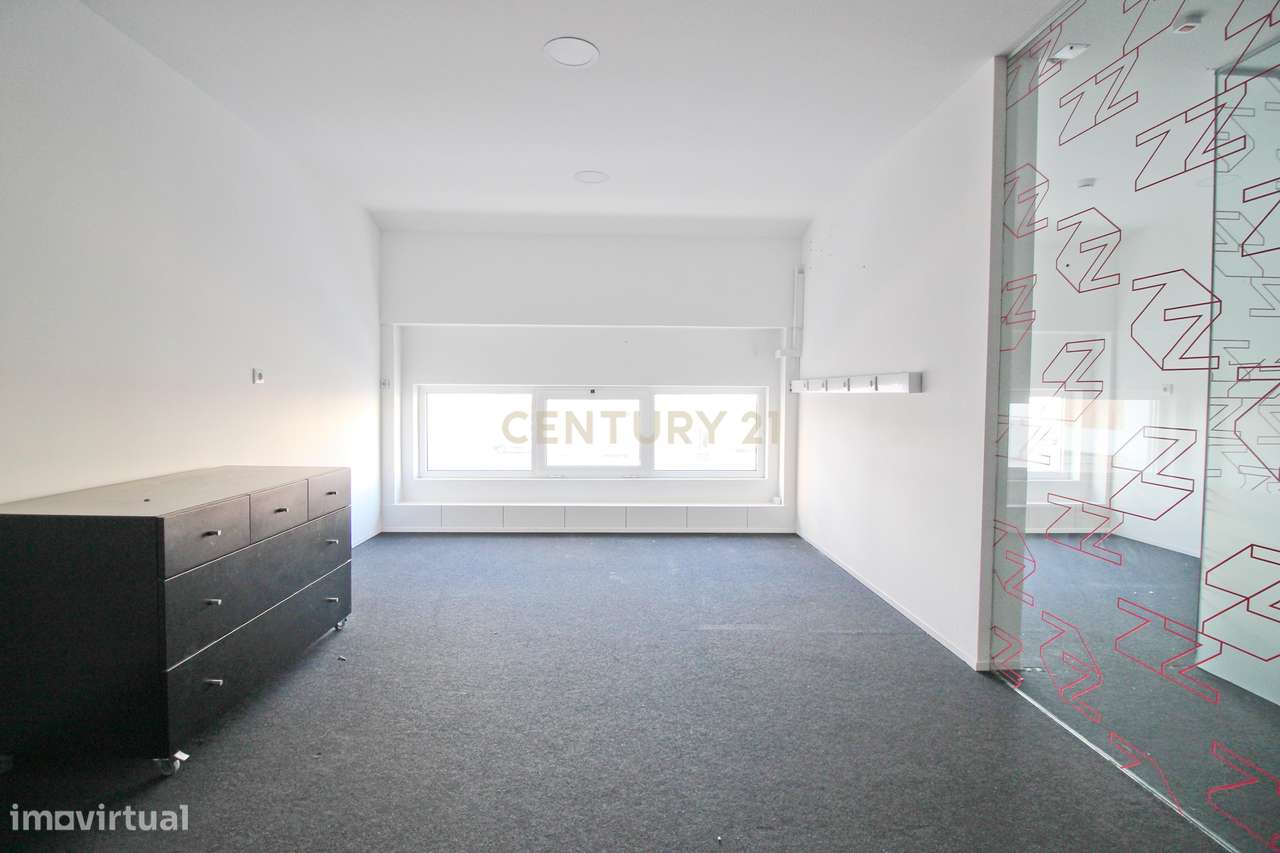 Armazém transformado em loja na zona ribeirinha de Portimão - Grande imagem: 5/24