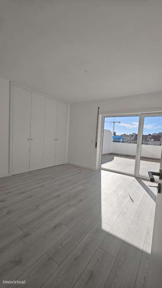 Apartamento T2 com parqueamenti e terraço. Vistas de mar-15