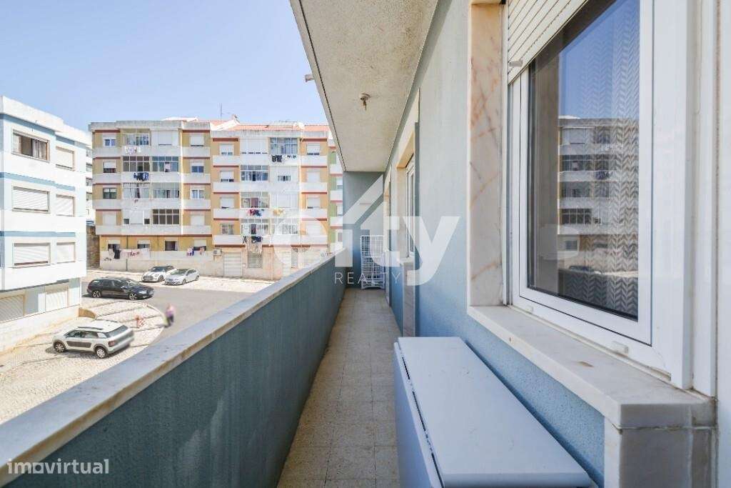 Apartamento T3 localizado em zona central de Massamá junto à Escola Se-24