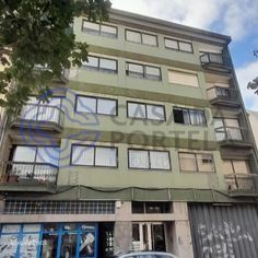 Apartamento T3, com grande terraço e varanda, junto á Estação de Metro