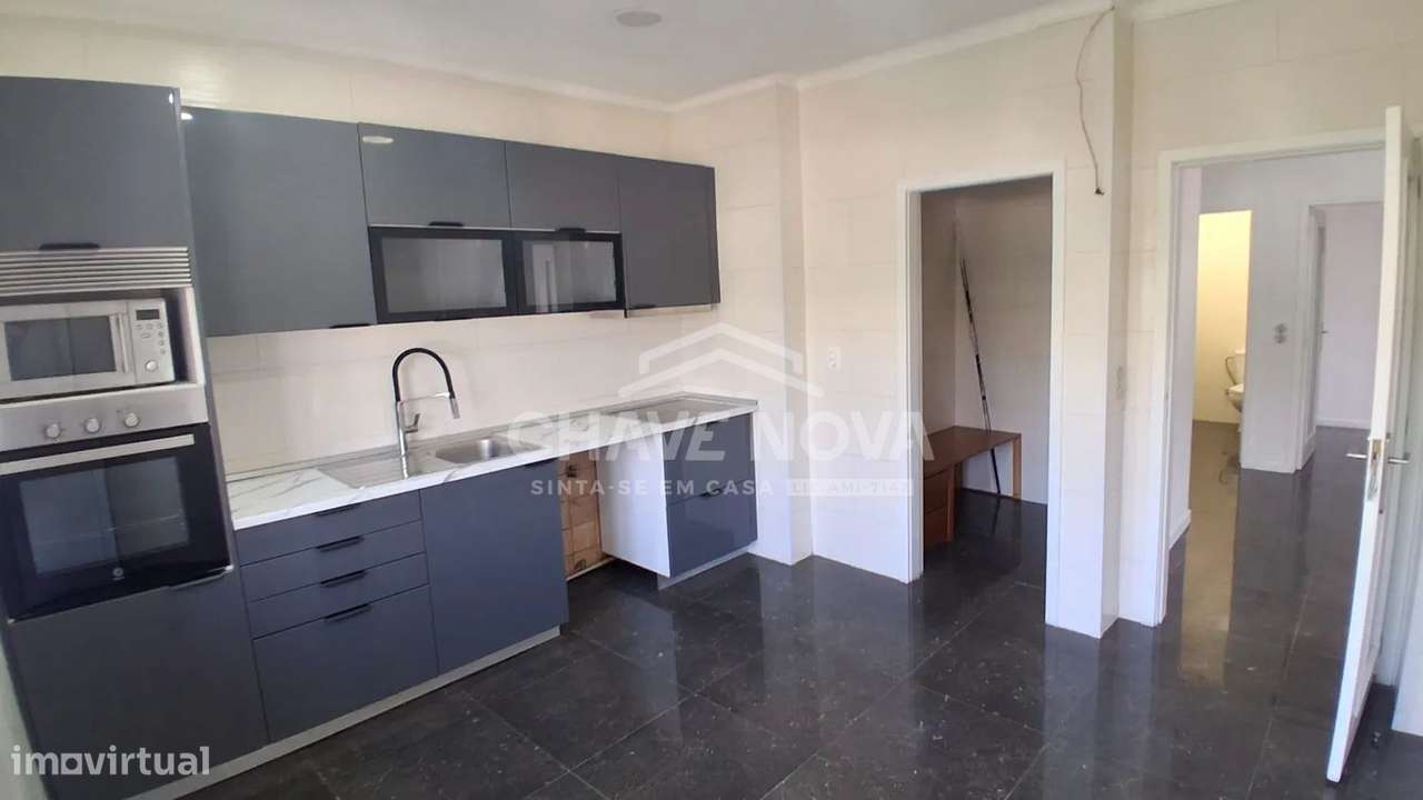Apartamento T3 com 3 frentes, varandas, garagem e elevador - Fânzeres-0