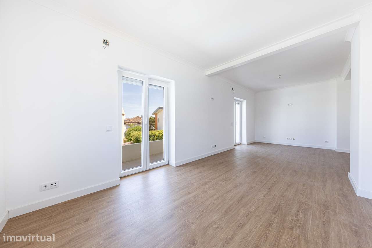 Moradia de Charme Reabilitada no centro da Parede com 434m² de Terreno-9