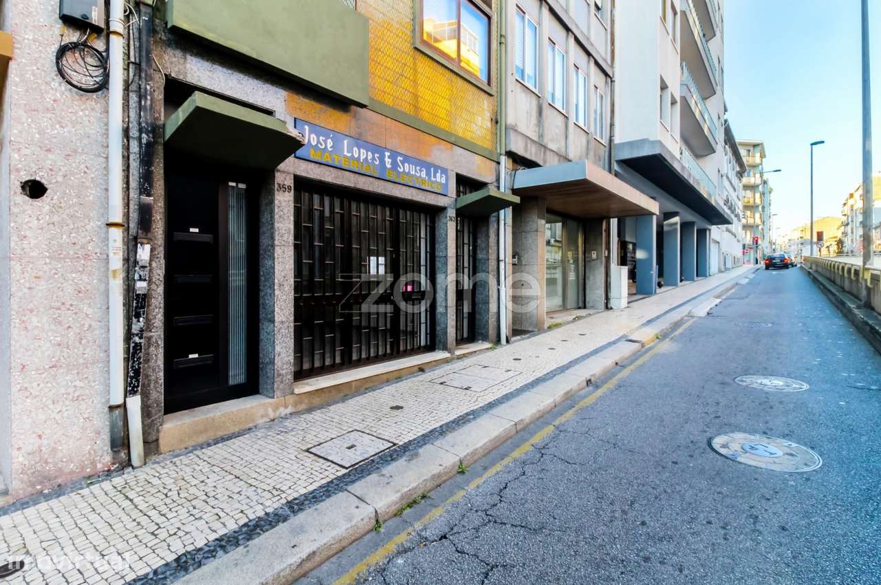 Loja com 2 pisos na Rua Faria Guimarães, Porto - Para investimento - Grande imagem: 4/32