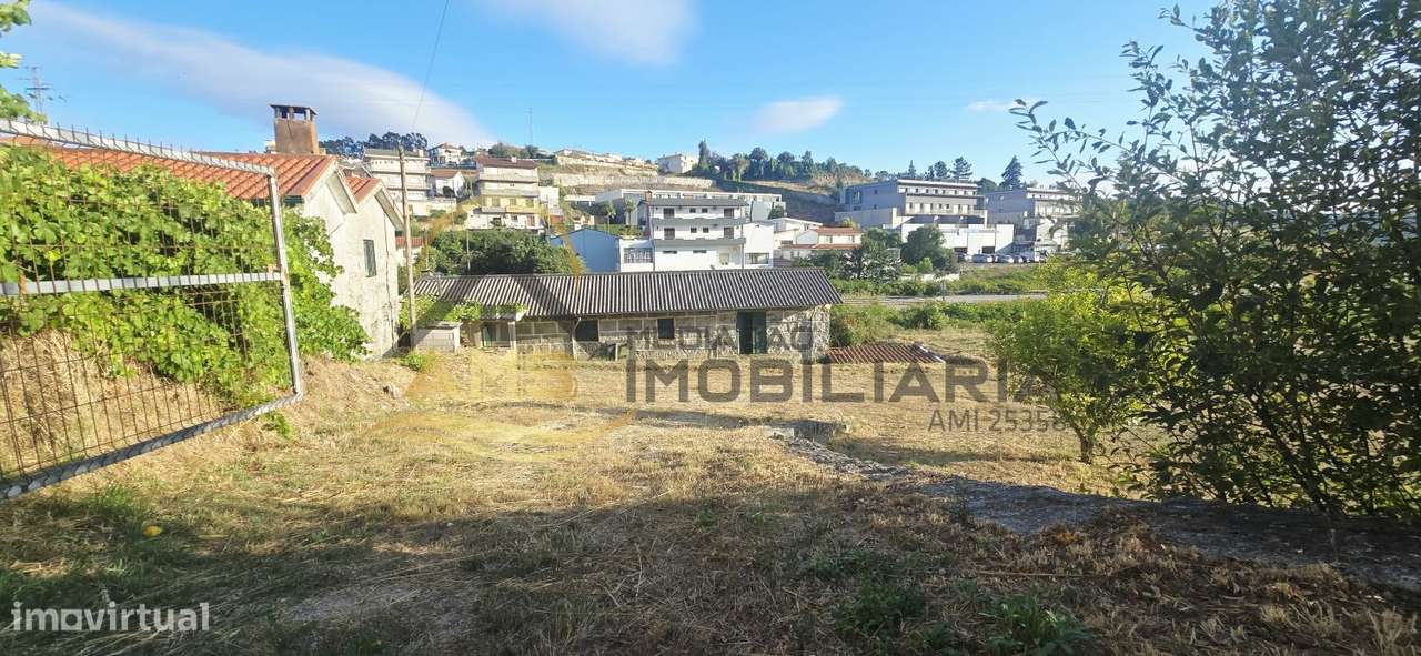 Moradia para restauro e terreno industrial com mais de 4000m²-22