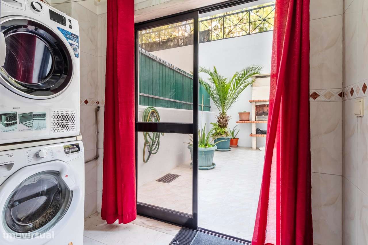 Apartamento T2 c/ 2 Lugares de Estacionamento e Terraço c/ 30m2 em Mem-11