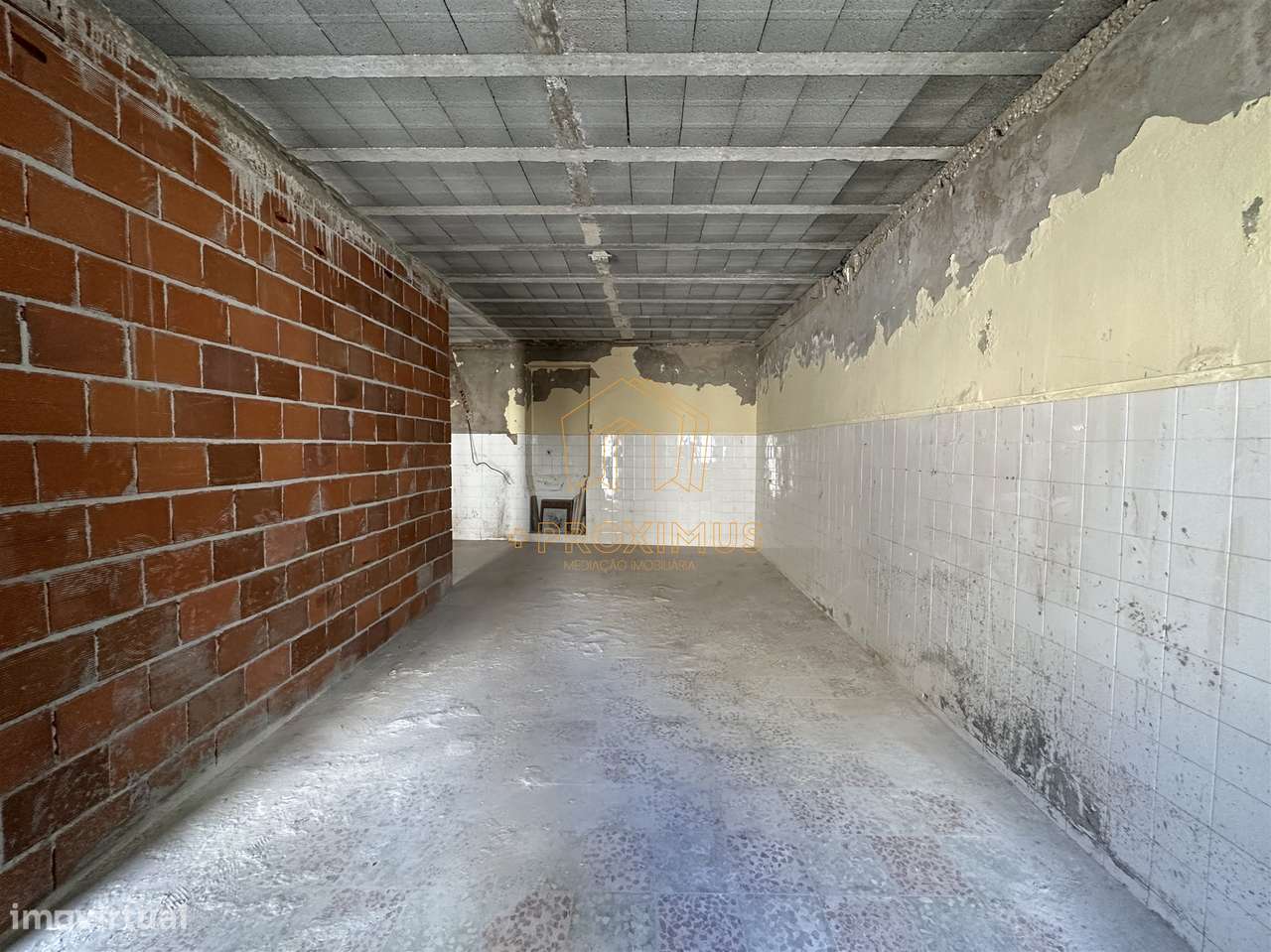 Moradia p/ restaurar c/ vista mar-13