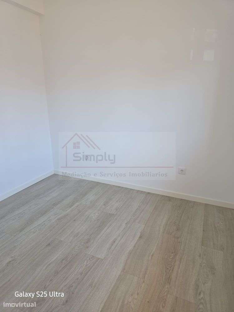 Moradia T4 com piscina e 900 m² de terreno na Quinta da Serralheira,-33