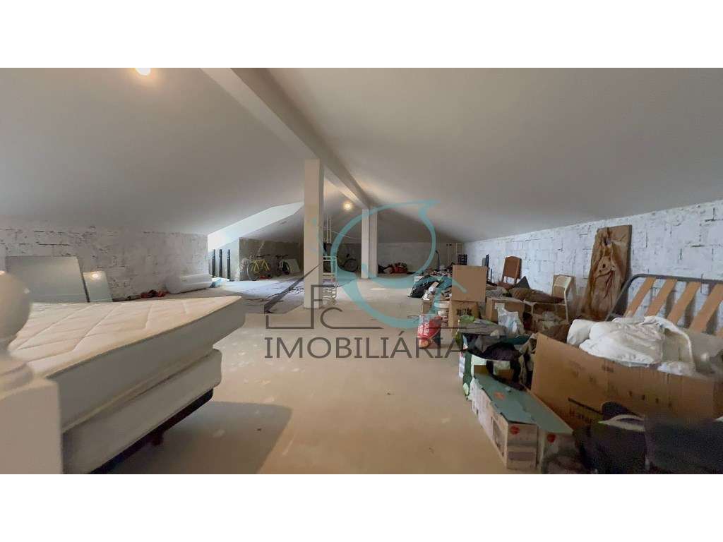 Moradia T5 com Vista para a Serra em Alenquer-10