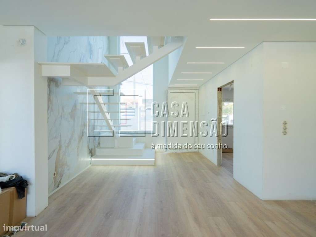 Moradia isolada de tipologia T4 localizada na zona da Charneca da C...-12