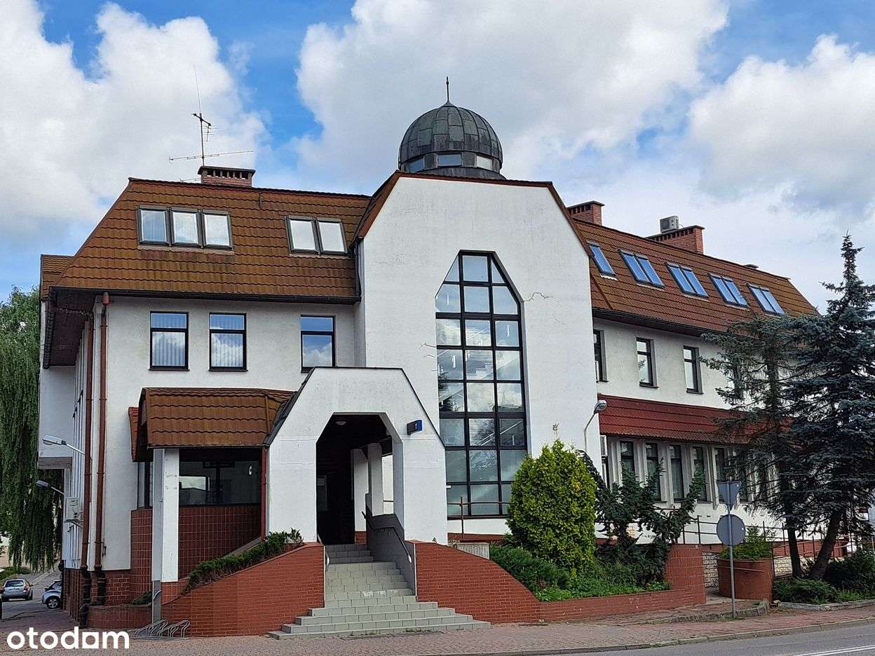 Budynek biurowy obejmujący lokal użytkowy i 3 loka-0