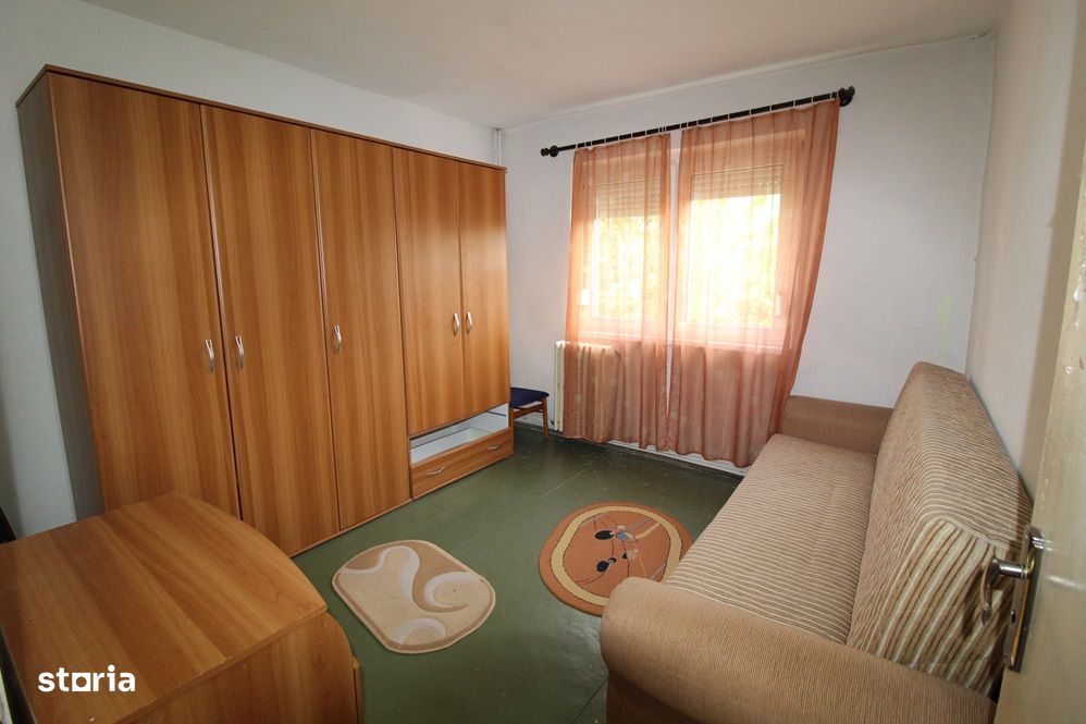 Vând apartament 3 camere în Hunedoara, zona M5-Mureșului, etaj 3