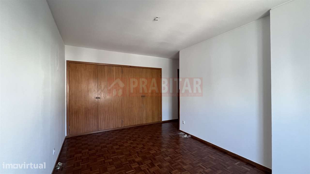Apartamento T4 com garagem na Quinta D. João-11