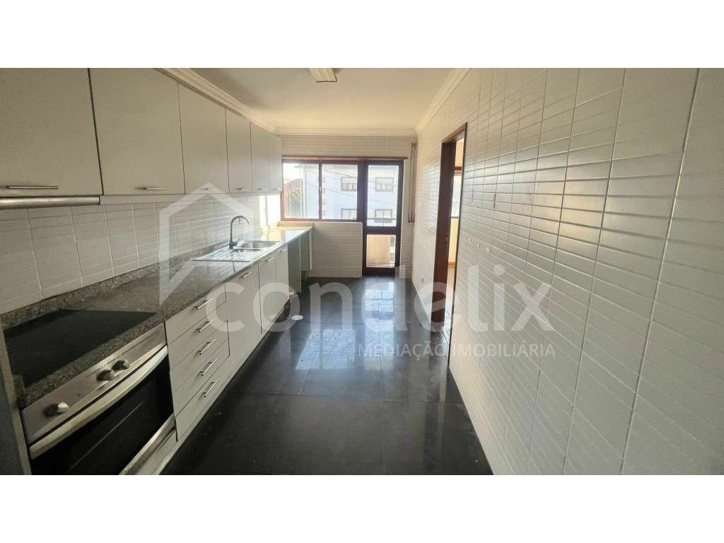 Apartamento T2 Avenida do Conde, S. Mamede Infesta - Grande imagem: 4/17