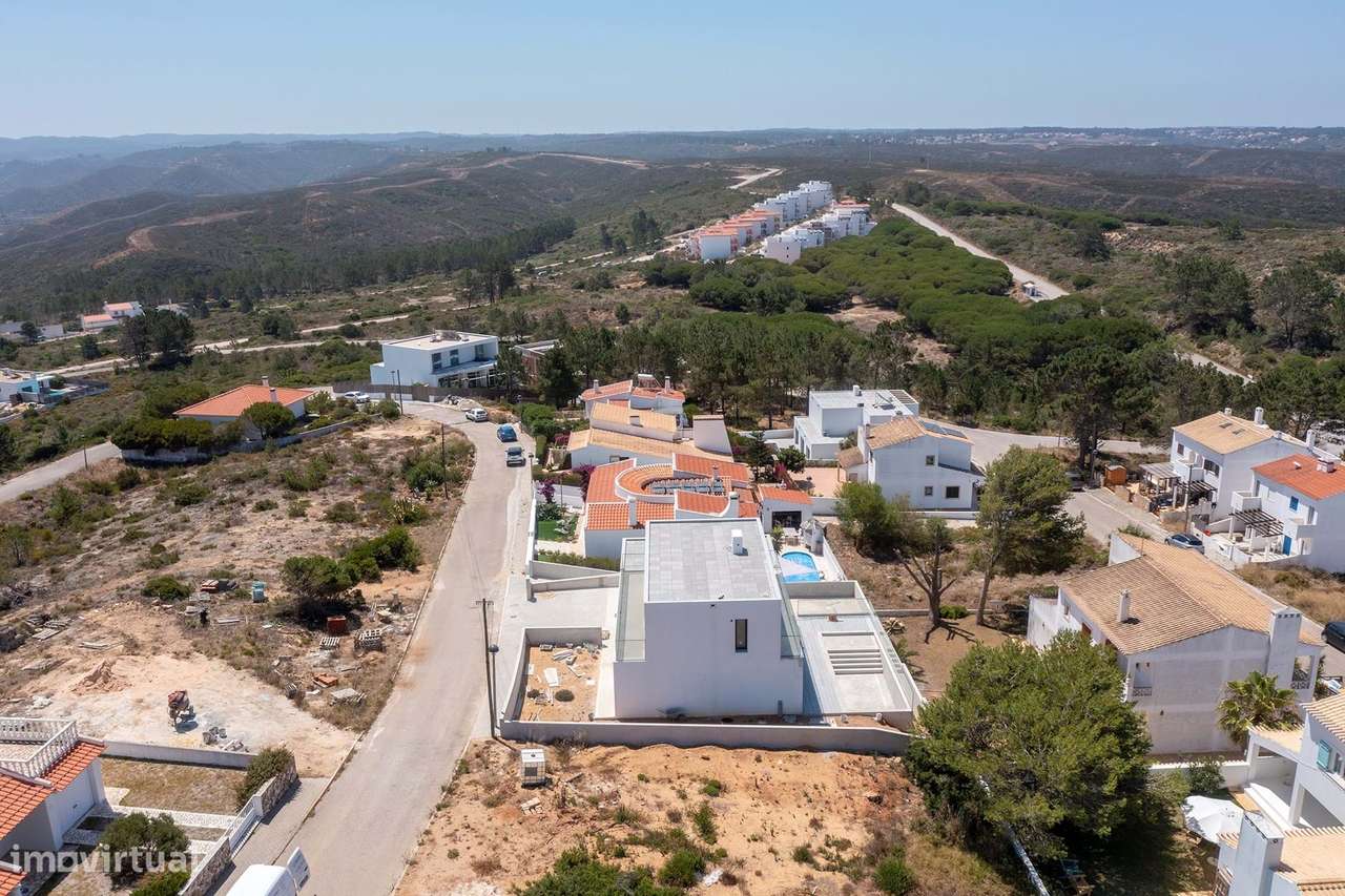 MORADIA MODERNA T4 EM CONSTRUÇÃO COM PISCINA; GARAGEM E VISTAS DISTANT - Grande imagem: 5/13