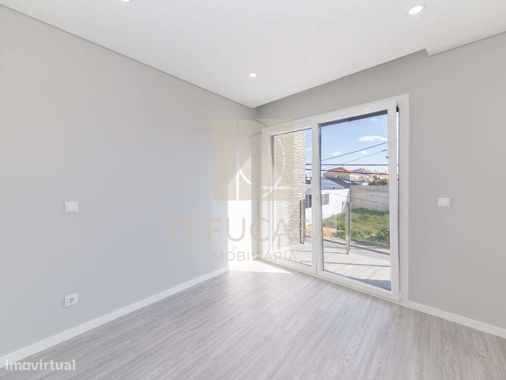 R300 Moradia T3+ 1 (sala de 40m2 localizada centro Fernão Ferro)-39