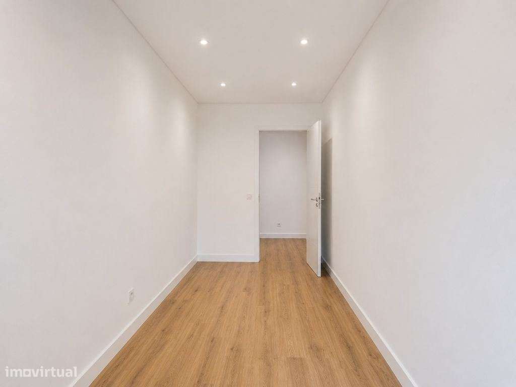 Apartamento T3 totalmente remodelado, a estrear, no Vale da Amoreir...-8