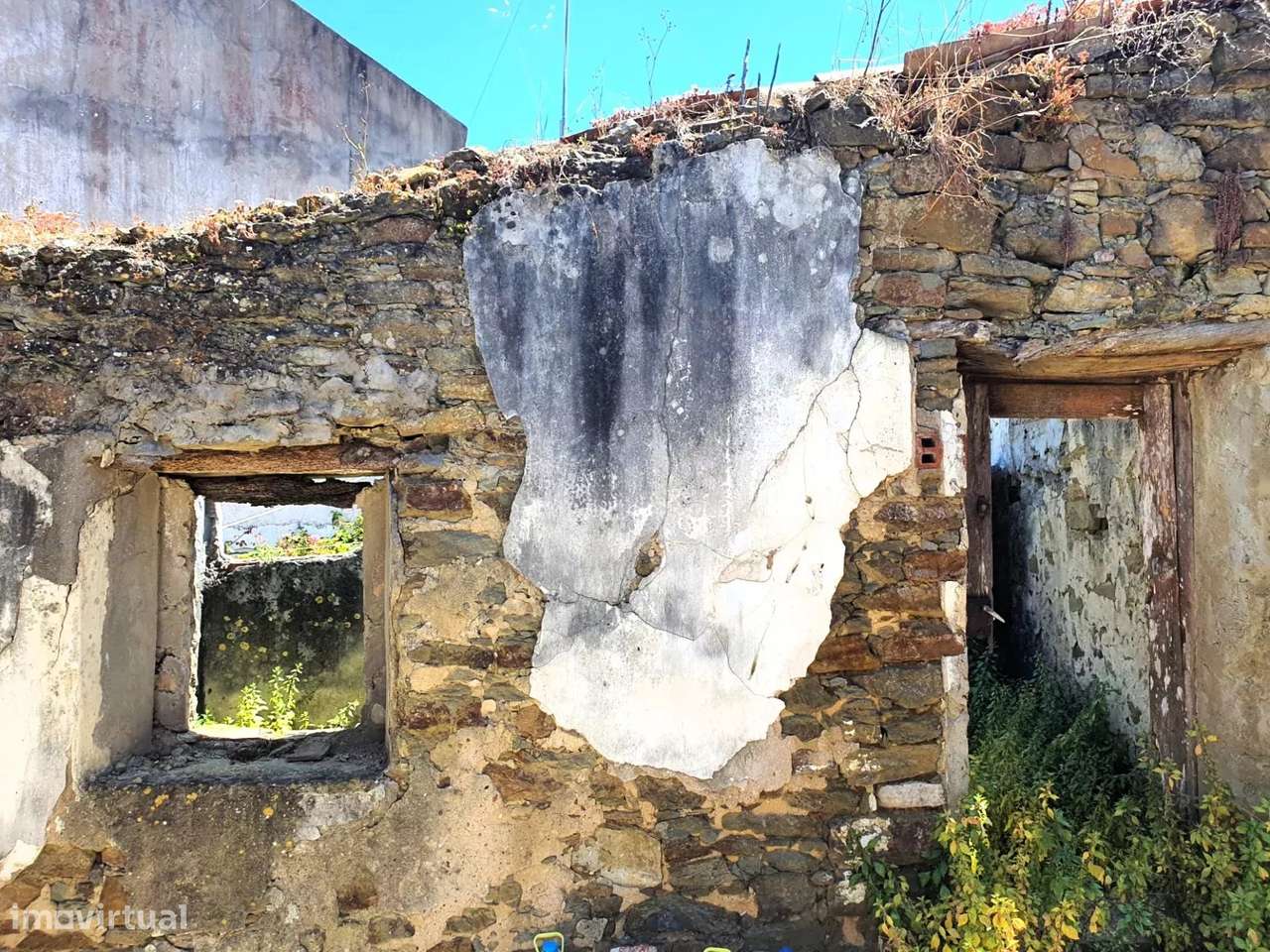 Moradia em Ruína localizada a 5 min. da Praia - Grande imagem: 4/11