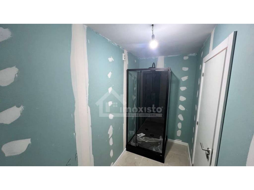 Moradia T2+1 Renovada com Logradouro em Castanheira de Pêra-5