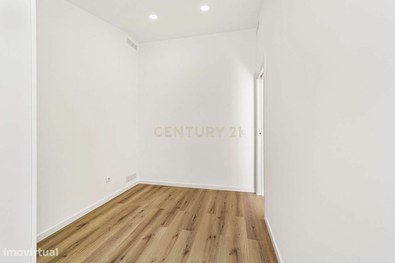 Prédio Totalmente Renovado com 2 apartamentos T1 e espaço exterior no-29