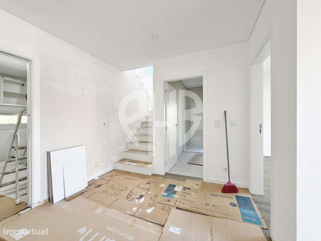 Moradia de Luxo T4 C/ Piscina e Box // Em Construção-7