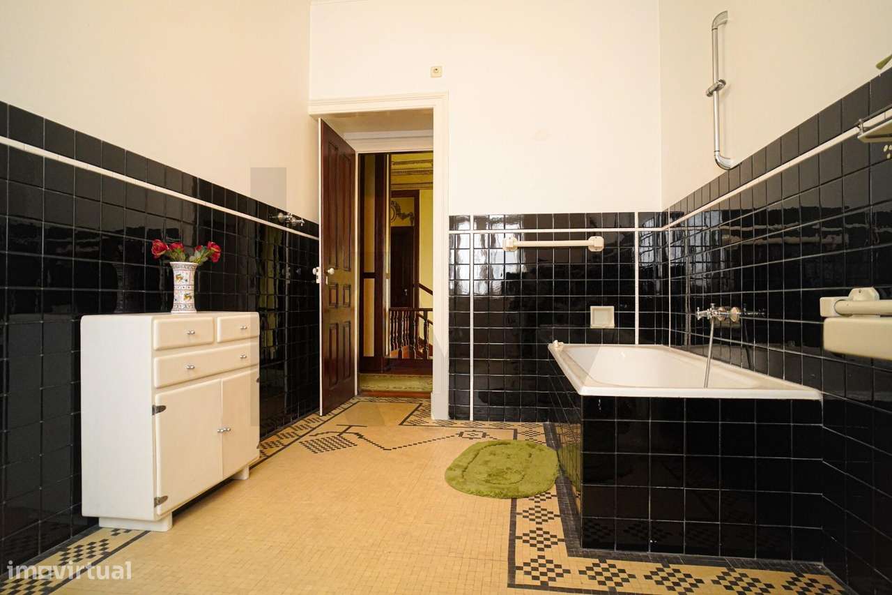 Palacete único dos anos 30 do séc. XX ergue-se no coração de Alcanena-55