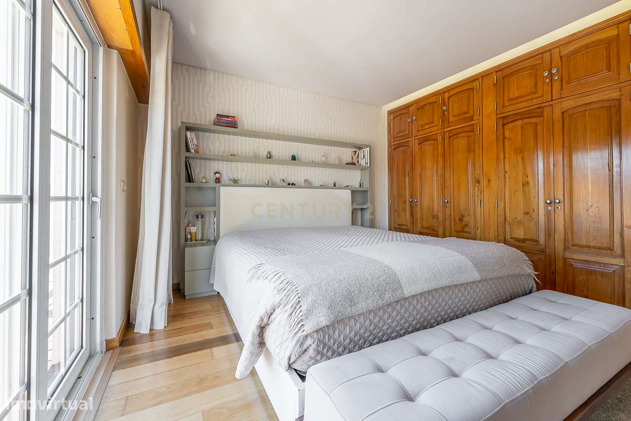 Moradia de Luxo T4 com Piscina e Jardim em Alvalade-37