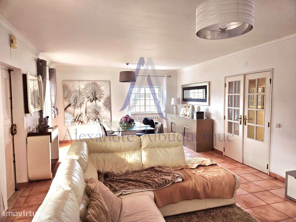 Moradia Isolada T4 de Prestígio com Piscina e Jardim-6