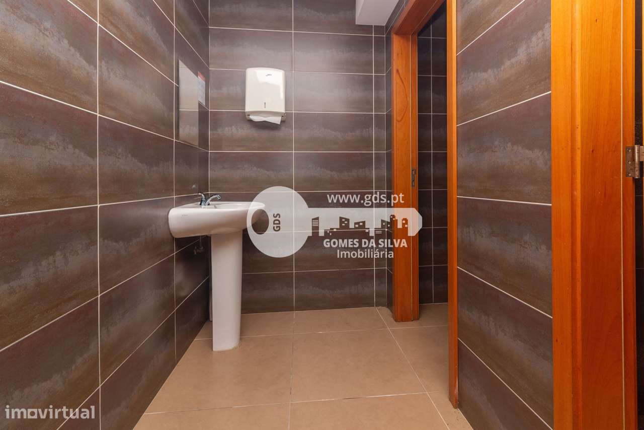 Moradia T3+1 com Espaços Comerciais – Ideal para Viver e Investir-40