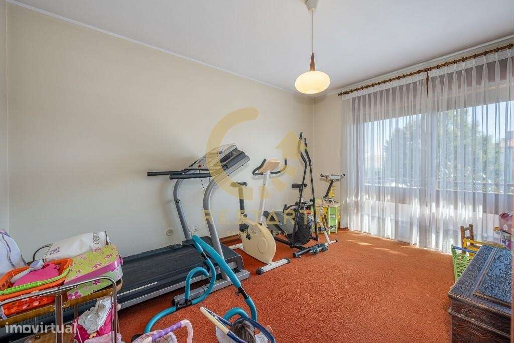 Moradia T5 com piscina e amplo terreno na Avenida de Francelos | Vila-22
